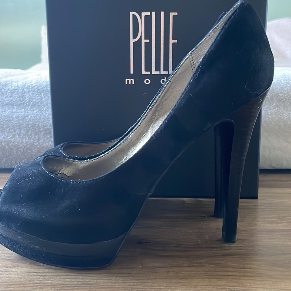 Black suede Pelle Moda 6.5 peep toe pump - Picture 2 of 6